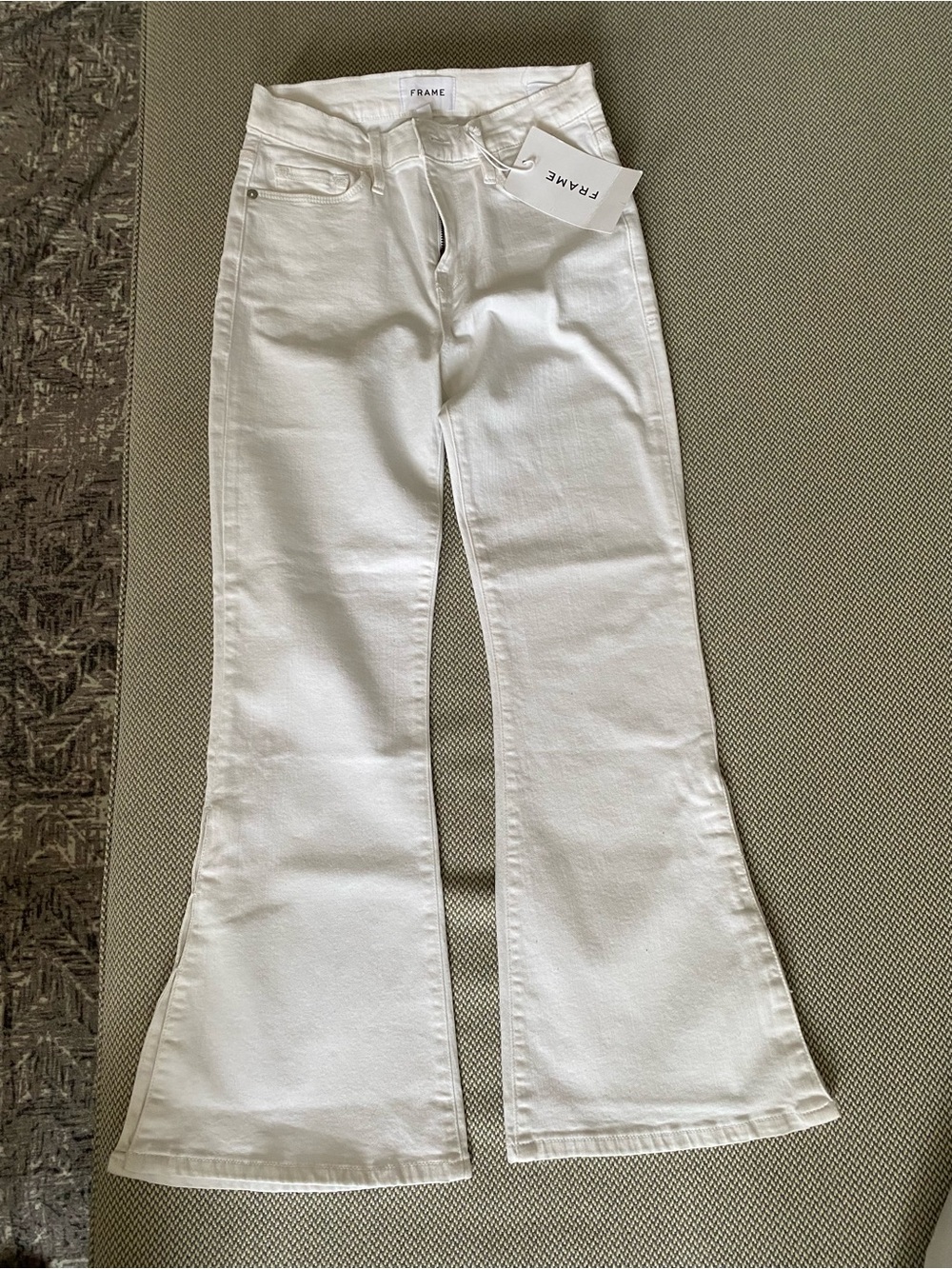 FRAME Le Crop Flare - White Denim High-Rise Cropped Flare Form Fitting Jeans